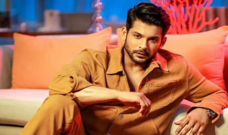 Aktor Bollywood Sidharth Shukla meninggal dunia pada Kamis (2/9) akibat serangan jantung.