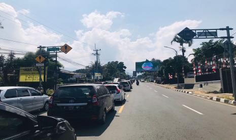 Situasi lalu lintas di kawasan Puncak, Kabupaten Bogor selama uji coba ganjil-genap hari ke-dua, Sabtu (4/9).