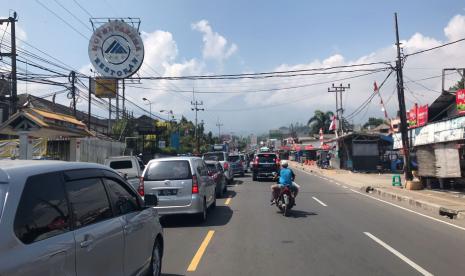 Situasi lalu lintas di kawasan Puncak, Kabupaten Bogor selama uji coba ganjil-genap hari ke-dua, Sabtu (4/9).