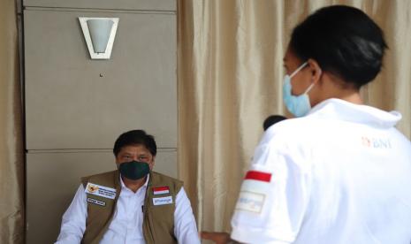 Menteri Koordinator Bidang Perekonomian Airlangga Hartarto mengatakan pemerintah bekerja ekstra melakukan vaksinasi kepada penduduk lanjut usia dan masyarakat umum.