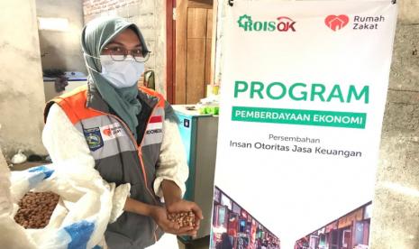 Rois OJK melalui Rumah Zakat mendukung usaha mikro dengan pengadaan sarpras pengolahan kacang asin untuk mempermudah produksi. 