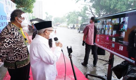 Wakil Presiden (Wapres) Ma’ruf Amin saat melakukan peninjauan pelaksanaan vaksinasi di Rumah sakit Khusus Gigi dan Mulut Fakultas Kedokteran Gigi Universitas Indonesia, Jakarta, Selasa (7/9). 