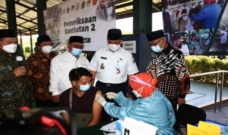  Gubernur DKI Jakarta Anies Baswedan mengunjungi vaksinasi warga di Pesantren Minhaajurrosyidiin Pondok Gede, Kecamatan Cipayung, Jakarta Timur pada Kamis (9/9). 