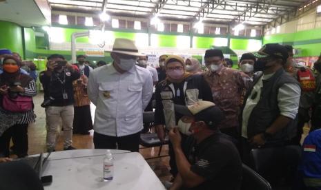 Gubernur Jabar, Ridwan Kamil, meninjau pelaksanaan program ‘Menuju Vaksinasi 37 Juta Warga Jabar’, di Kompleks Bumi Patra Indramayu, yang menjadi Sentra Vaksinasi Pertamina RU VI Balongan, Jumat (10/9).