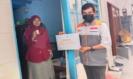 Relawan Rumah Zakat Desa Berdaya Samoja melaksanakan kegiatan penyaluran program Superqurban.