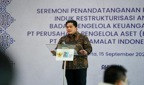 Menteri BUMN Erick Thohir saat menyaksikan penandatangan Master Restructuring Agreement (MRA) antara PT Perusahaan Pengelola Aset (Persero) atau PPA dengan Bank Muamalat dan Badan Pengelola Keuangan Haji (BPKH) di kantor Kementerian BUMN, Jakarta, Rabu (15/9).