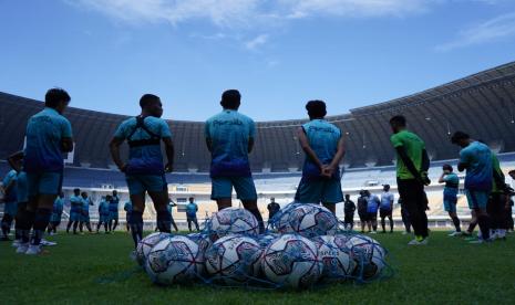 Latihan Persib Bandung di Stadion Gelora Bandung Lautan Api, Kota Bandung, belum lama ini. Pelaksana tugas (Plt) Wali Kota Bandung Yana Mulyana mempersilakan klub sepak bola Persib Bandung untuk mengikuti lelang pengelolaan Stadion Gelora Bandung Lautan Api (GBLA).