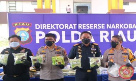  Bea Cukai Riau dan Bea Cukai Bengkalis bersama dengan Polda Riau, Polres Bengkalis, Satres Narkoba dan Sat Polair Polres Bengkalis berhasil menggagalkan penyelundupan total 49 kilogram (kg) narkotika jenis Methamphetamine atau Sabu.