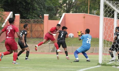 Laga uji coba Persis melawan Kalteng Putra yang berlangsung di Stadion Universitas Sebelas Maret (UNS) Solo, Jawa Tengah, Sabtu (18/9).