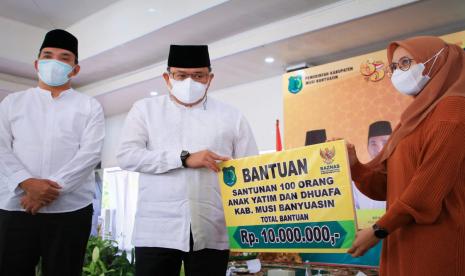 Usai melaksanakan yasinan dan doa bersama, Bupati Muba Dr H Dodi Reza Alex Noerdin didampingi Wakil Bupati Muba Beni Hernedi kembali berbagi kepedulian dengan memberikan bantuan sosial berupa santunan dari melalui Badan Amil Zakat Nasional (Baznas) Kabupaten Muba kepada orang anak yatim dan dhuafa di Kabupaten Muba dengan total 10 juta rupiah.