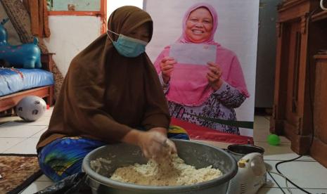 Saat didatangi relawan Rumah Zakat pada Kamis (16/9), anggota BUMMas sedang memproduksi camilan yang akan dipasarkan.