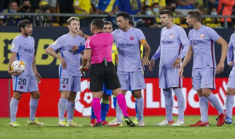 Wasit Carlos Del Cerro Grande memberi isyarat setelah menunjukkan kartu merah kepada Frenkie de Jong dari Barcelona, ??kedua kiri, selama pertandingan sepak bola La Liga Spanyol antara Cadiz dan Barcelona di stadion Nuevo Mirandilla di Cadiz, Spanyol, Kamis, 23 September 2021.