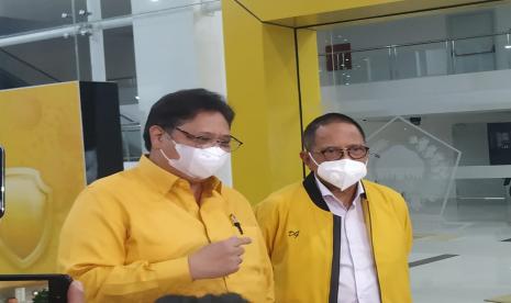 Ketua Umum Partai Golkar, Airlangga Hartarto, menyampaikan keterangan kepada wartawan terkait agenda rapat pleno DPP Partai Golkar, Senin (27/9). 