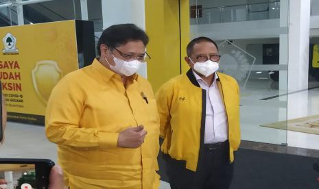 Ketua Umum Partai Golkar, Airlangga Hartarto, menyampaikan keterangan kepada wartawan terkait agenda rapat pleno DPP Partai Golkar, Senin (27/9). 