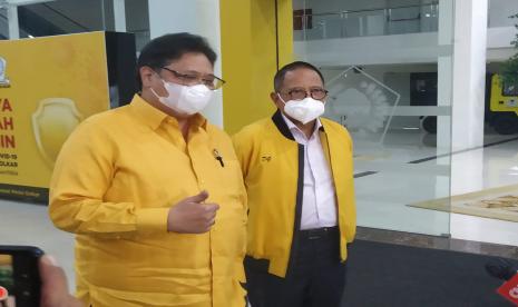 Ketua Umum Partai Golkar, Airlangga Hartarto, menyampaikan keterangan kepada wartawan terkait agenda rapat pleno DPP Partai Golkar, Senin (27/9). 