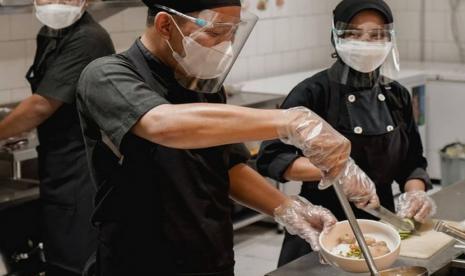 Karyawan Boksa Bakso menyiapkan pesanan pelanggan.  