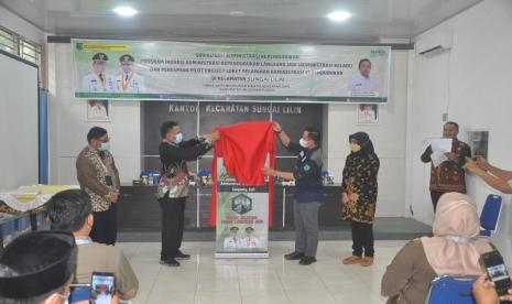 Sosialisasi Adminduk Keladi dan peresmian pilot project loket pelayanan adminduk Disdukcapil Muba hari kedua yang dihelat di Kecamatan Sungai Lilin, Jumat (1/9) disambut gembira warga. Admistrasi kependudukan langsung jadi ( Keladi) ini juga mendongkrak semangat pegawai Kecamatan Sungai Lilin khususnya operator kependudukan. 