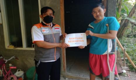  Rumah Zakat untuk membantu sesama adalah melalui Program Kesehatan. Kali ini, bantuan kesehatan diberikan kepada ke Arga panggilan sehari-hari Dwi Arga Setia Budi yang bertempat tinggal di Dusun Jojoran Wetan RT 01 Kelurahan Triwidadi, Kecamatan Pajangan, Kabupaten Bantul, Selasa (28/9).