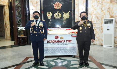 Panglima TNI Marsekal Hadi Tjahjanto menerima kejutan dari Kapolri Jenderal Listyo Sigit Prabowo pada HUT ke-76 TNI di Subden Denma Mabes TNI, Jalan Medan Merdeka Barat, Jakarta Pusat, Selasa (5/10).