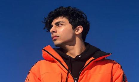 Aryan Khan, putra bintang Bollywood Shah Rukh Khan, ditahan setelah tersangkut kasus dugaan kepemilikan narkotika.