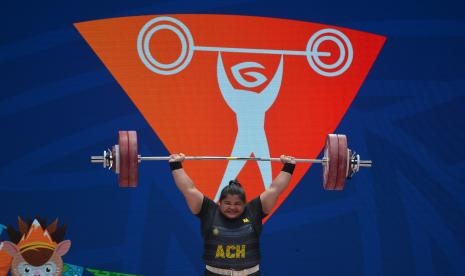 Lifter putri Aceh Nurul Akmal melakukan angkatan ?clean and jerk? pada kelas di atas 87 kg PON Papua di Auditorium Universitas Cenderawasih, Kota Jayapura, Papua, Sabtu (9/10/2021). Lifter putri Aceh Nurul Akmal berhasil meraih medali emas dengan total angkatan 258 kg sementara medali perak diraih lifter Kalimantan Barat Riska Oktaviana dengan total angkatan 223 kg.