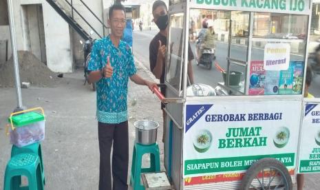 Warkina (43), seorang pegiat literasi yang juga guru honorer di SMPN 2 Suranenggala Kabupaten Cirebon, lulus tes PPPK. Angka kebutuhan guru aparatur sipil negara (ASN) di sekolah negeri skala nasional hingga 2024 mendatang diprediksi mencapai angka 1.312.759 orang.