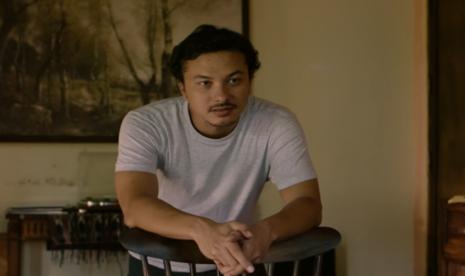 Nicholas Saputra tampil berkumis untuk menunjang perannya sebagai Raka di film Paranoia.