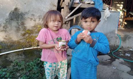 Rumah Zakat Cilegon menyalurkan 20 paket bantuan sembako kepada anak yatim yang orang tuanya terdampak Covid-19.