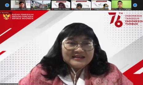 Deputi Bidang Pengendalian dan Evaluasi Badan Pembinaan Ideologi Pancasila (BPIP) Rima Agristina selaku pembicara kunci dalam seminar bertajuk “Penyusunan Rekomendasi Strategis Aktualisasi Demokrasi Pancasila,” secara luring dan daring dari Semarang, Kamis (14/10).