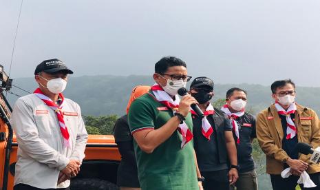 Menteri Pariwisata dan Ekonomi Kreatif (Menparekraf) Sandiaga Uno. Sandiaga Uno, dan Ketua Umum Asosiasi Lari Trail Indonesia (ALTI), Bima Arya Sugiarto, berkolaborasi bangkitkan lari trail untuk mendukung sport tourism di tanah air. Keduanya terlihat dalam kegiatan Mesa Stila Rails to Trails yang melintasi Kabupaten Semarang dan Kabupaten Magelang, Ahad (13/3). 