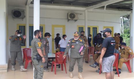 Petambak udang vaname di Lemong, Kabupaten Pesisir Barat, Lampung menolak penyegelan usaha budi daya tambak udang, Selasa (19/1).