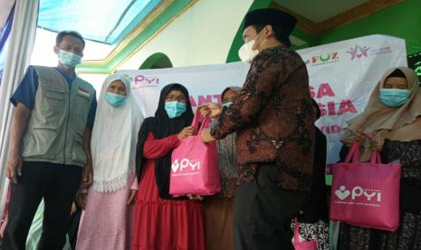 PYI Yatim & Zakat menyalurkan bantuan berupa bahan pokok dan Alquran wakaf untuk yatim dhuafa dan lansia terdampak Covid-19 pada, Rabu (20/10).