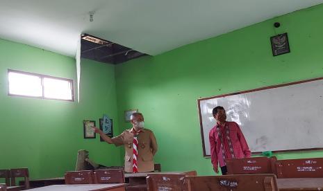 Kepala Disdikbudpora Kabupaten semarang, Sukaton Purtomo (berseragam Pramuka) melihat kondisi kerusakan dampak gempa bumi di kompleks SMPN 3 Ambarawa, Kabupaten Semarang, selasa (26/10) siang. Dampak gempa bumi membuat sekolah ini mengosongkan delapan ruang kelas karena kerusakannya cukup mengkhawatirkan.