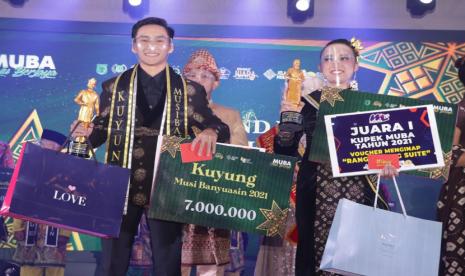 Muhammad Apriza dan Yoseva Gabriela Sutarto terpilih menjadi Kuyung Kupek Musi Banyuasin (Muba) Tahun 2021 pada malam Grand Final Kuyung Kupek Muba Tahun 2021, Kamis (28/10) di Opproom Pemkab Muba. 