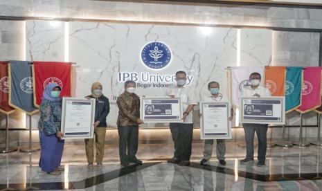 Direktur Utama PT Surveyor Indonesia M. Haris Witjaksono (kiri) dan Rektor IPB University Prof Arif Satria (kanan) saat penyerahan sertifikat SafeGuard Label dari Surveyor Indonesia dan Bureau Veritas di Gedung Rektorat Andi Hakim Nasution, Kampus IPB Dramaga, Bogor, Jawa Barat, Kamis 28/10).