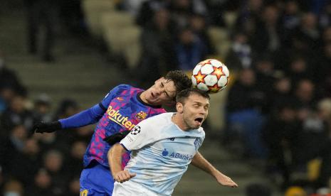 Gavi dari Barcelona (kiri) berduel memperebutkan bola dengan Oleksandr Karavayev dari Dynamo Kyiv selama pertandingan sepak bola grup E Liga Champions antara Dynamo Kyiv dan Barcelona di Stadion Olimpiyskiy di Kyiv, Ukraina, Selasa, 2 November 2021.