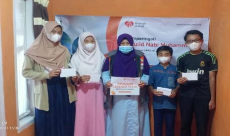 Relawan Rumah Zakat di Desa Berdaya Cikalong, Kecamatan Cimaung, Kabupaten Bandung menyalurkan amanah berupa Program Sedekah Yatim Penghafal Alquran kepada para santri binaan di Rumah Quran Baitul Iqro Barokah, Senin (1/11). 