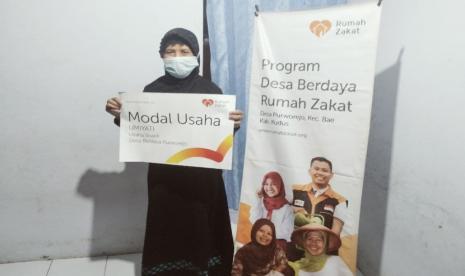  Relawan Rumah Zakat melalui Program Ekonomi, menyalurkan bantuan modal kepada 3 penerima manfaat yang berada di Kudus, Jumat (22/10). 