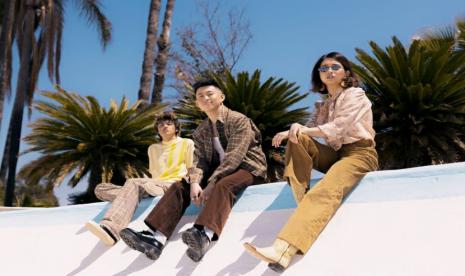 Penyanyi dari 88rising, NIKI (kanan), Rich Brian dan Warren Hue tampil bergantian di festival Head In The Clouds 2021, California, AS, akhir pekan lalu (6-7/11).