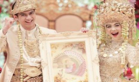 Pasangan selebritas Ria Ricis-Teuku Ryan berpose setelah melangsungkan akad nikah, Jumat (12/11/2021). Ricis belanja kerang hijau, bahan makanan kesukaan sang suami Teuku Ryan.