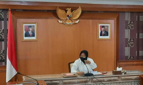 Menteri Sosial Tri Rismaharini di kantor Kemensos.  Kantor Kemensos lockdown untuk mengantisipasi penyebaran Omicron. Ilustrasi.