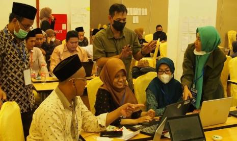 Kecapakan digital sangat dibutuhkan guru madrasah tunjang pengajaran. Guru madrasah