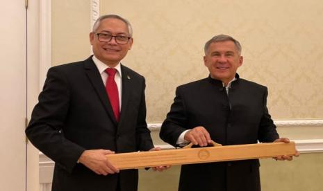 Dubes RI Jose Tavares (kiri) dan Presiden Republik Tatarstan Rustam Minnikhanov di Kazan, Senin (22/11)