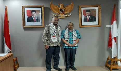 Ketua Presidium Medical Emergency Rescue Committee (MER-C) Indonesia, Sarbini Abdul Murad (kiri) bertemu dengan tokoh Katolik, Romo Benny Susetyo. Dalam pertemuan tersebut kedua tokoh membahas tentang kemerdekaan Palestina dan peran Indonesia