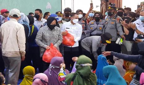 Menteri Sosial Tri Rismaharini bersama rombongannya mendatangi kampung Flamboyan Bawah, Kelurahan Langkai, Kecamatan Pahadut, Kota Palangka Raya, Kalimantan Tengah, Rabu (24/11). Risma menyerahkan bantuan sembako kepada warga di sana yang baru saja menjadi korban banjir akibat luapan Sungai Kahayan. Banjir telah surut sejak tiga hari yang lalu.