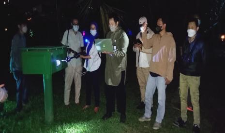 Badan Riset dan inovasi Nasional (BRIN) bersama sejumlah pihak lintas bidang Organisasi Riset (OR) dan peneliti IPB University, melakukan penelitian dampak cahaya buatan dari wisata malam GLOW, terhadap flora dan fauna yang ada di Kebun Raya Bogor (KRB).