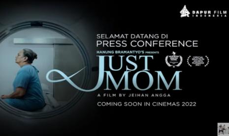 Christine Hakim dalam film Just Mom.