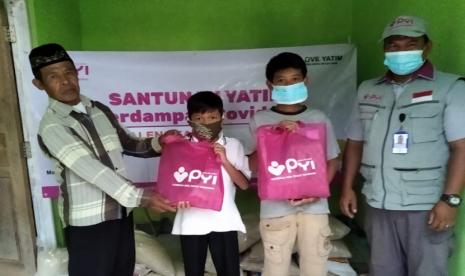 Puluhan anak yatim dan dhuafa yang kehilangan orang tua akibat Covid-19 di Majalengka, terima bantuan dari PYI Yatim dan Zakat. 