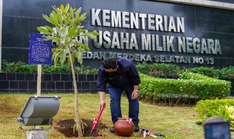 Menteri BUMN Erick Thohir memimpin langsung penanaman pohon yang dilakukan secara serentak di tujuh titik yang berpusat di Gedung Kementerian BUMN di Jakarta, Ahad (28/11). Pengamat Badan Usaha Milik Negara (BUMN) Toto Pranoto mengatakan pemulihan kinerja BUMN akan memerlukan waktu, setidaknya untuk kembali mencapai kondisi saat sebelum pandemi.  Toto mengatakan target dividen 2022 yang sebesar Rp 36 triliun dan dividen 2023 sebesar Rp 43 triliun merupakan target yang moderat mengingat sebelum pandemi di laporan keuangan 2019 keuntungan atau profit seluruh BUMN sudah mencapai sekitar Rp 150 triliun.