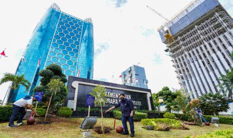 Menteri BUMN Erick Thohir memimpin langsung penanaman pohon yang dilakukan secara serentak di tujuh titik yang berpusat di Gedung Kementerian BUMN di Jakarta. Bank Dunia akhirnya mengakui peran Badan Usaha Milik Negara (BUMN) sebagai penopang ekonomi yang tertekan akibat pandemi Covid-19. Hal ini salah satunya berdasarkan studi dan interaksi Bank Dunia dengan Kementerian BUMN di Indonesia.